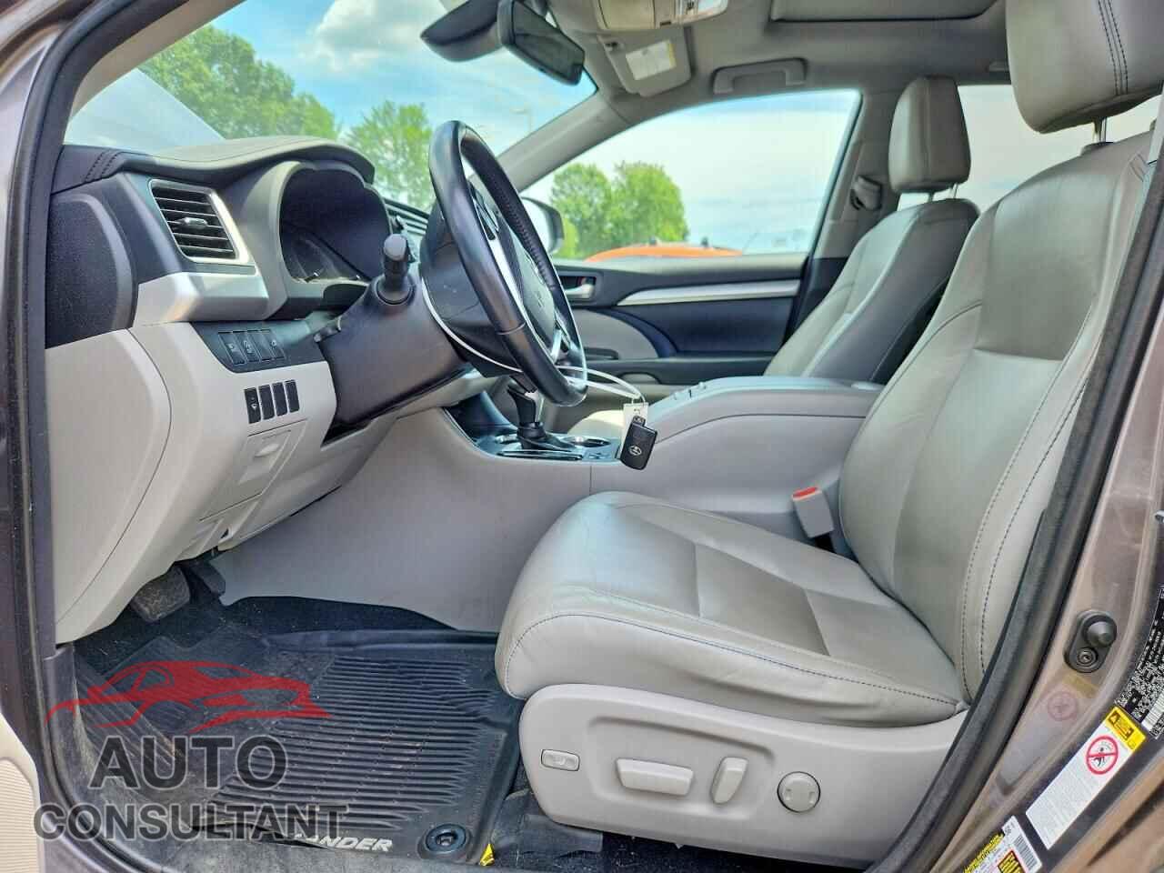 TOYOTA HIGHLANDER 2018 - 5TDJZRFH2JS848164