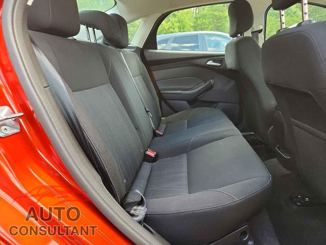 FORD FOCUS 2018 - 1FADP3FE3JL256821