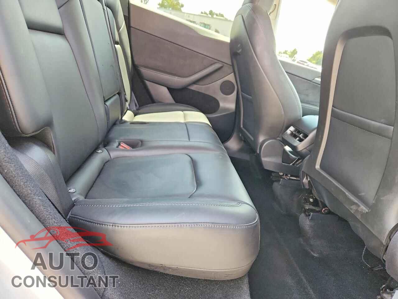 TESLA MODEL Y 2024 - 7SAYGDED7RF154403