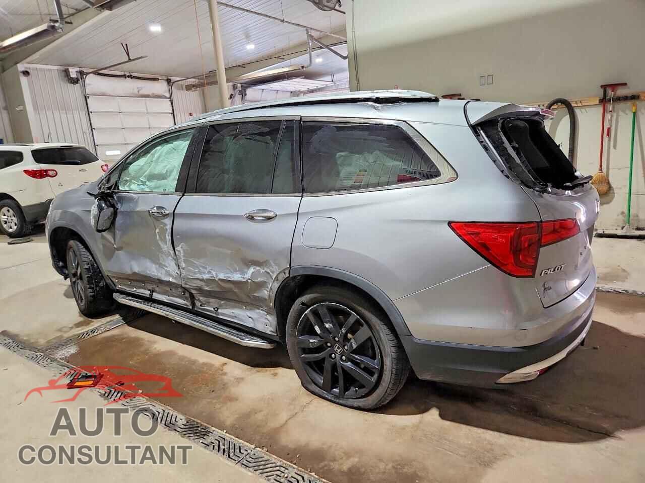 HONDA PILOT 2018 - 5FNYF6H01JB031981