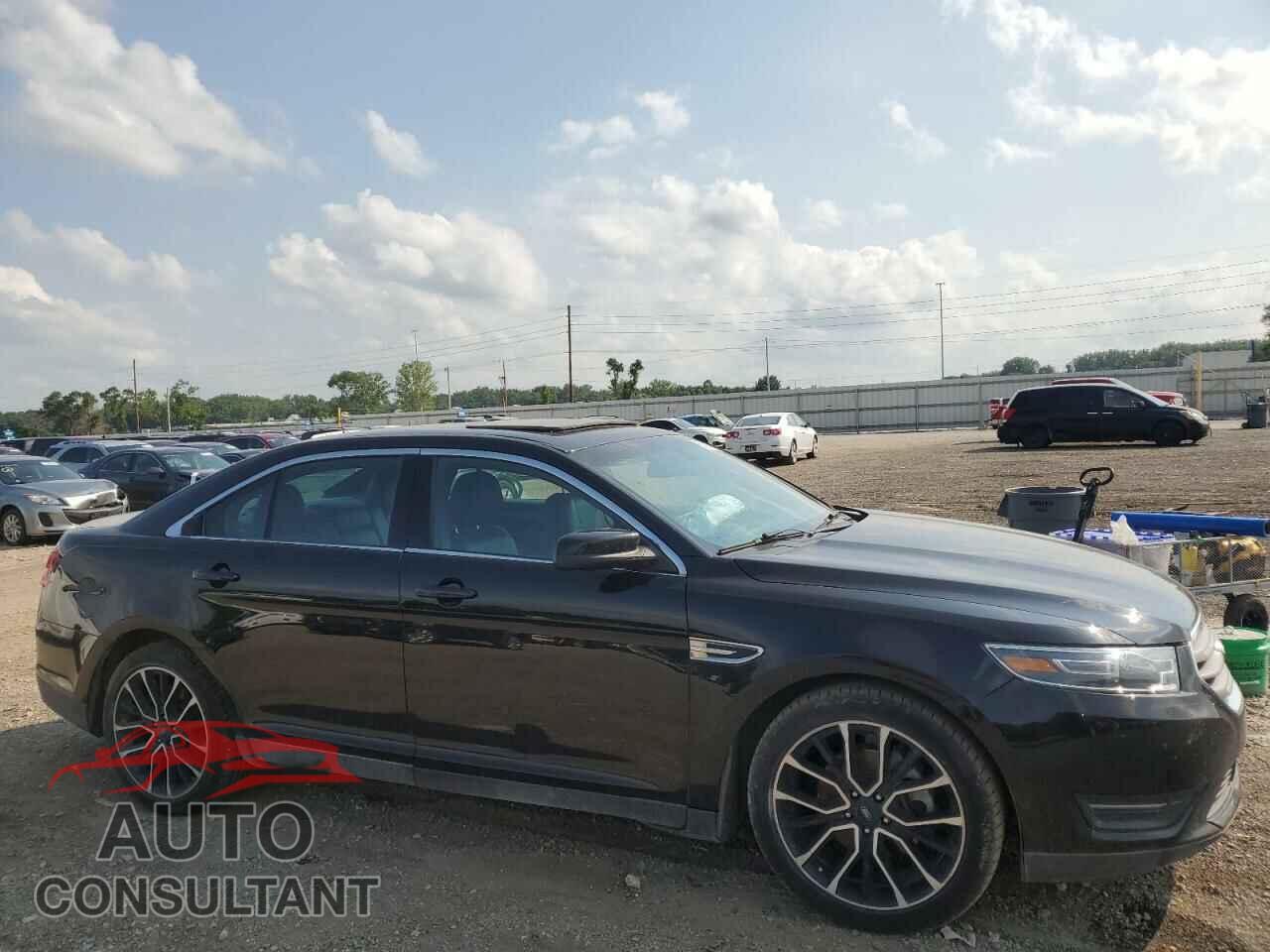FORD TAURUS 2018 - 1FAHP2E87JG111457