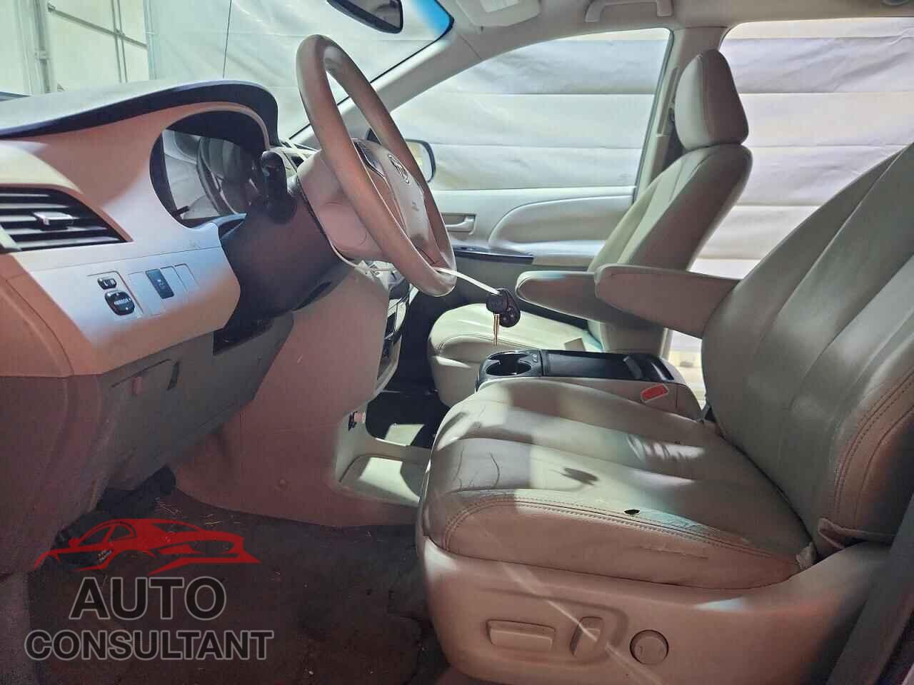 TOYOTA SIENNA 2011 - 5TDJK3DC0BS020110