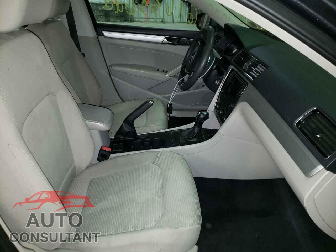 VOLKSWAGEN PASSAT 2017 - 1VWAT7A31HC018317