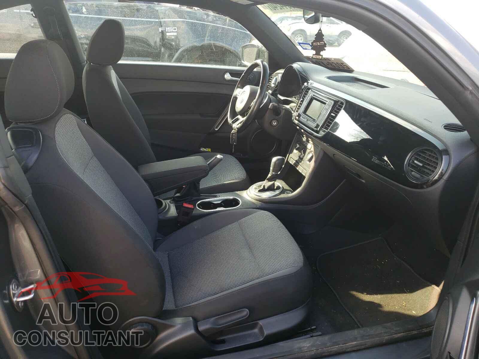 VOLKSWAGEN BEETLE 2018 - 3VWFD7AT5JM717120