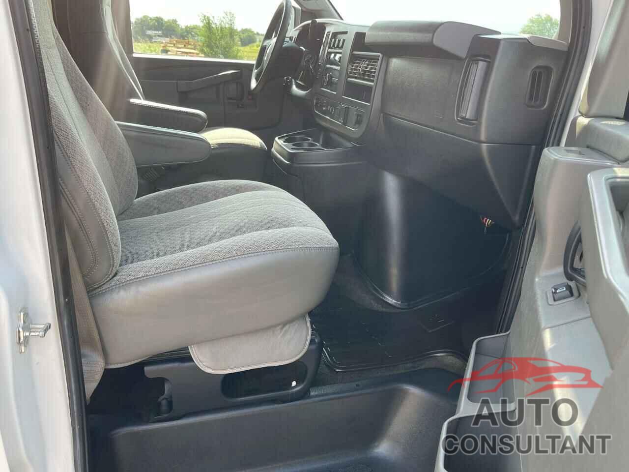 CHEVROLET EXPRESS 2019 - 1GAZGPFG4K1218660