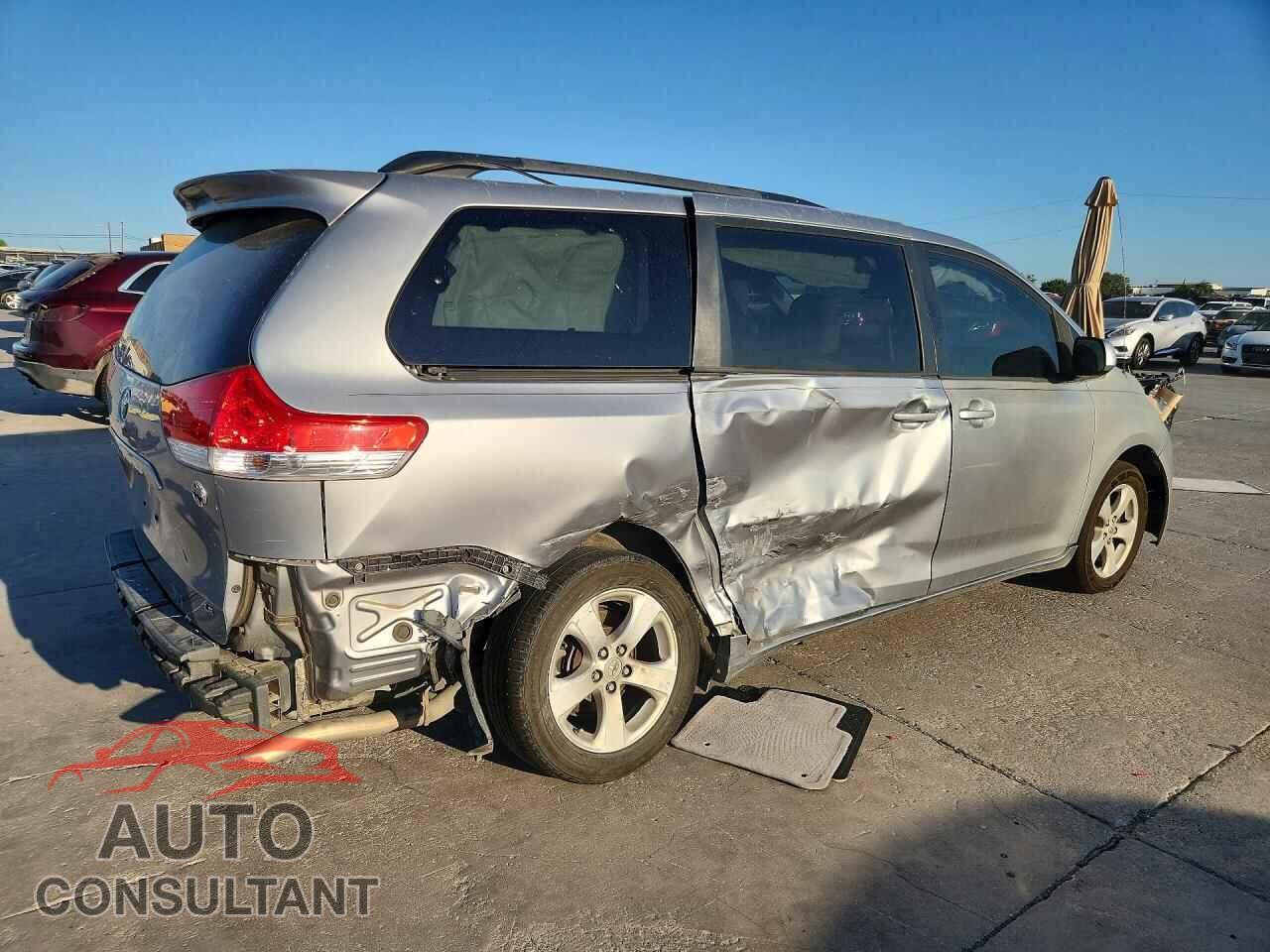 TOYOTA SIENNA 2011 - 5TDKK3DC5BS096832
