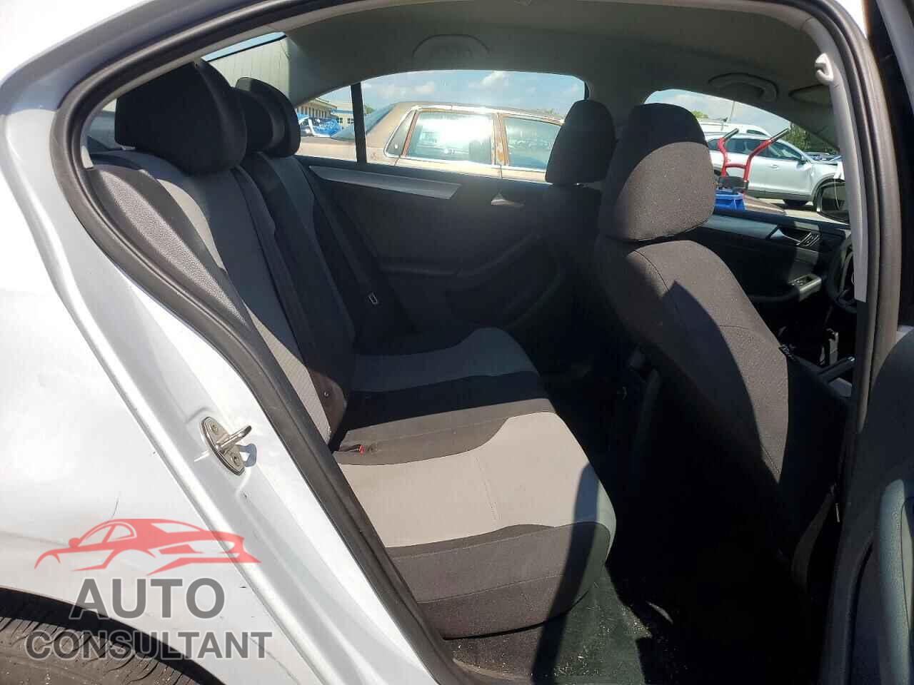 VOLKSWAGEN JETTA 2018 - 3VW2B7AJ9JM258564