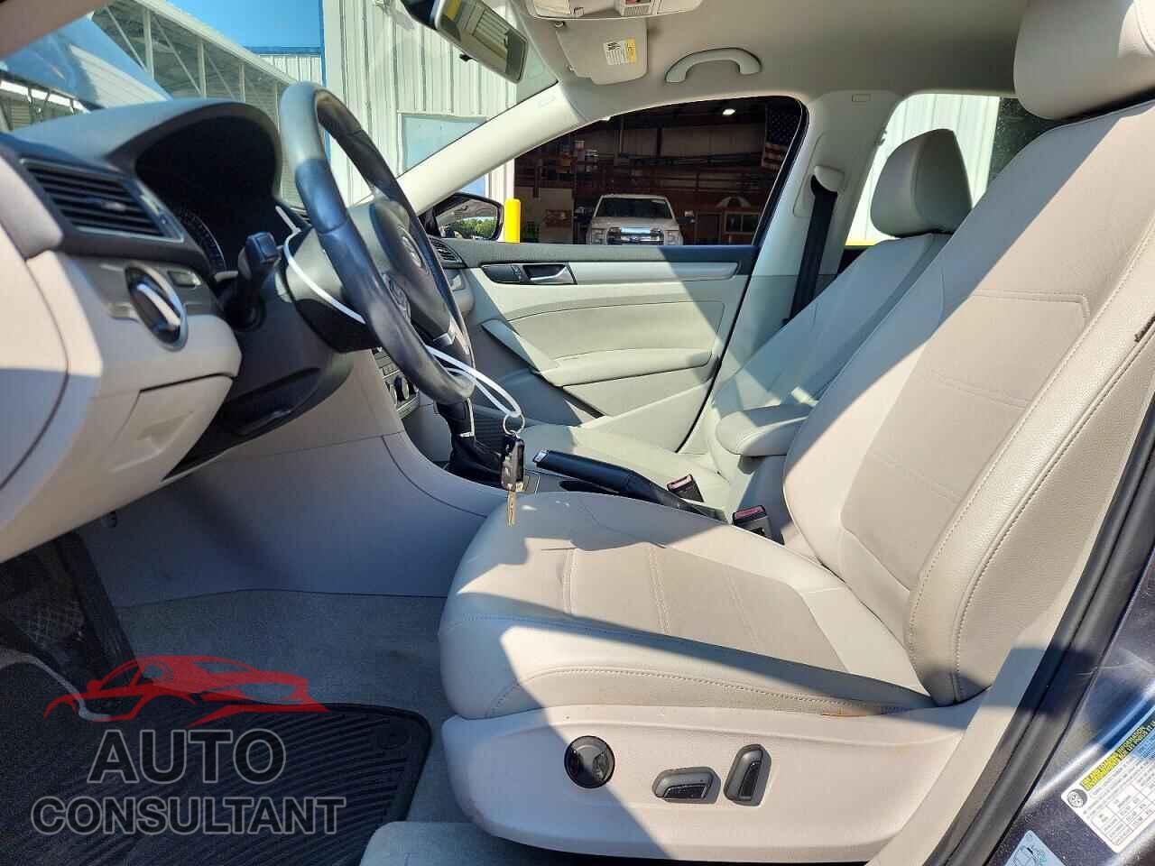 VOLKSWAGEN PASSAT 2014 - 1VWAP7A32EC015877
