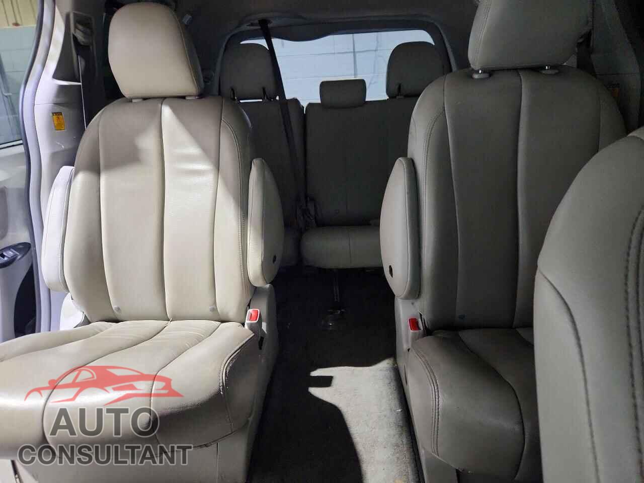 TOYOTA SIENNA 2011 - 5TDJK3DC0BS020110