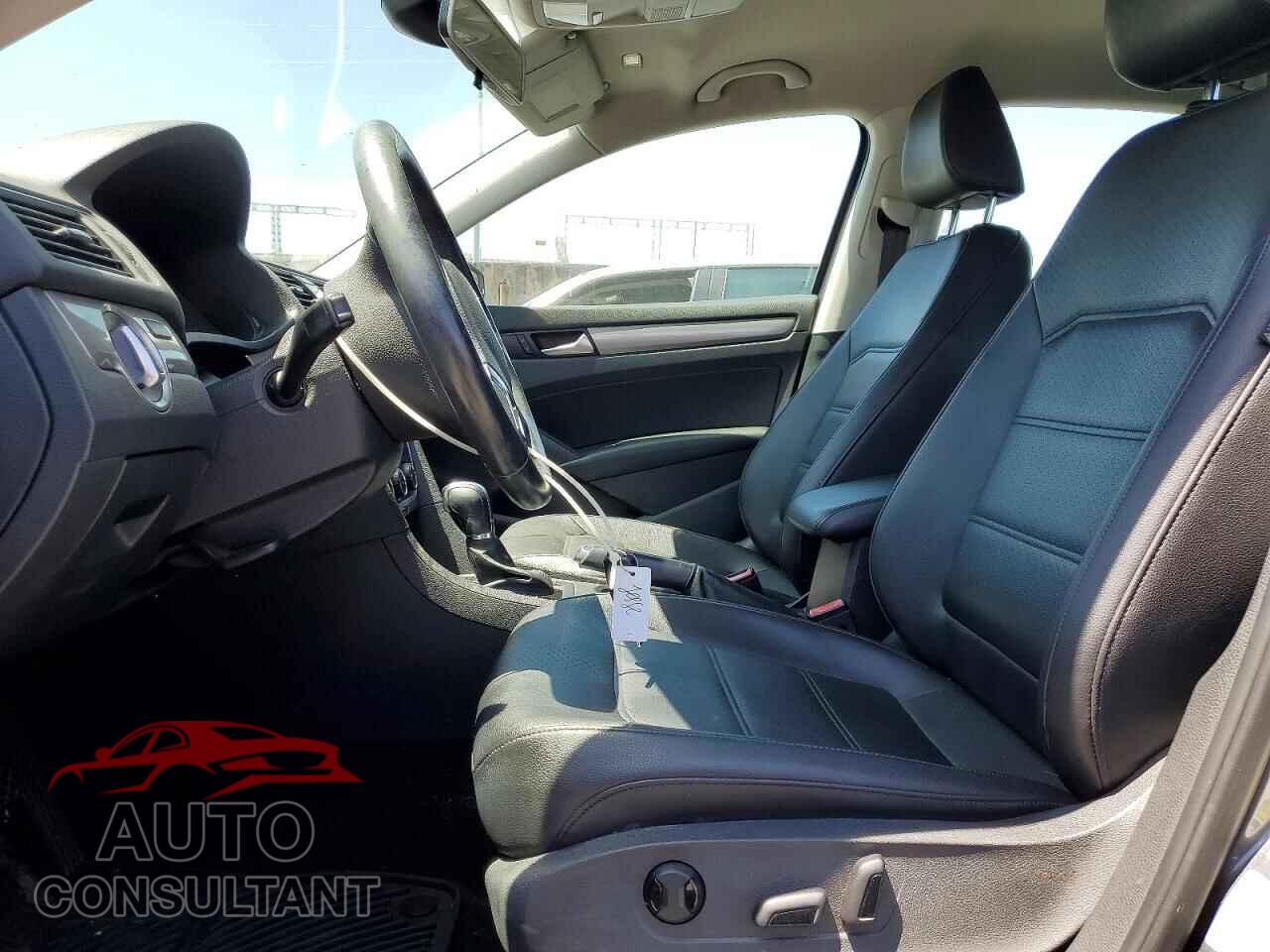 VOLKSWAGEN PASSAT 2015 - 1VWAT7A33FC113412