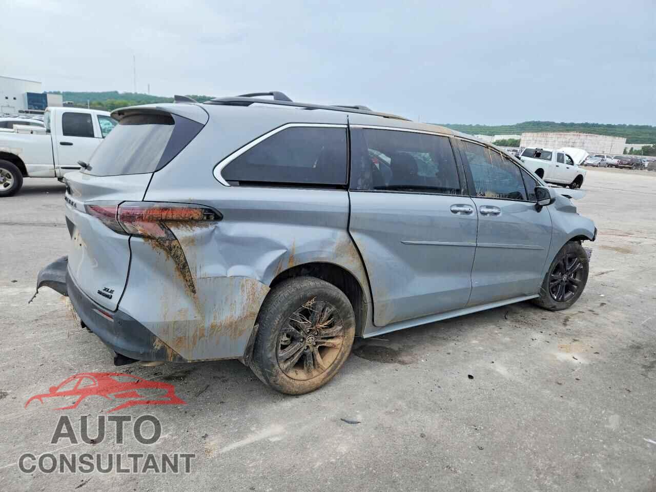 TOYOTA SIENNA 2024 - 5TDCSKFC8RS143941