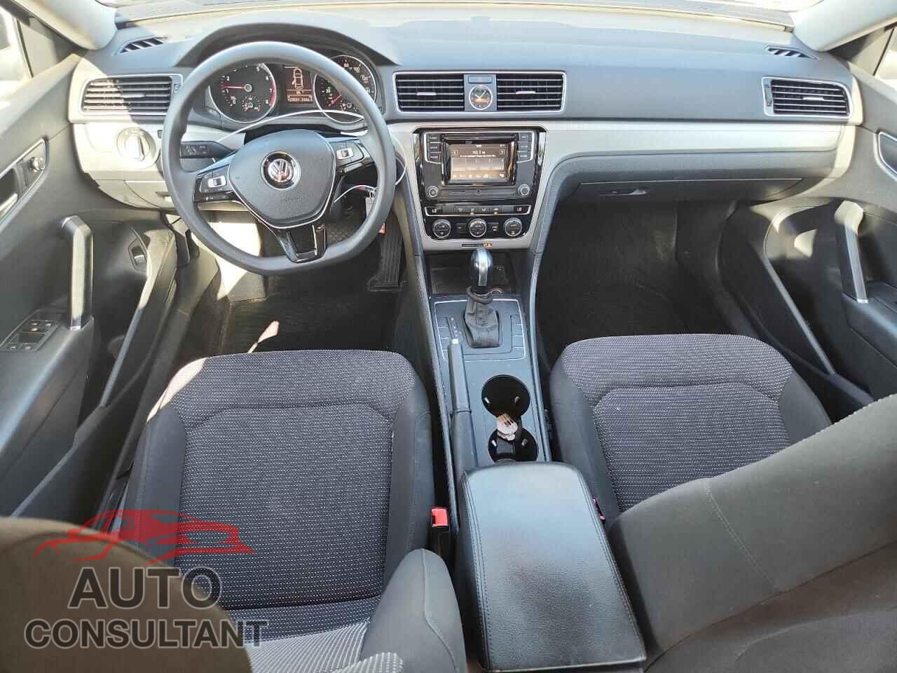 VOLKSWAGEN PASSAT 2017 - 1VWAT7A39HC086171