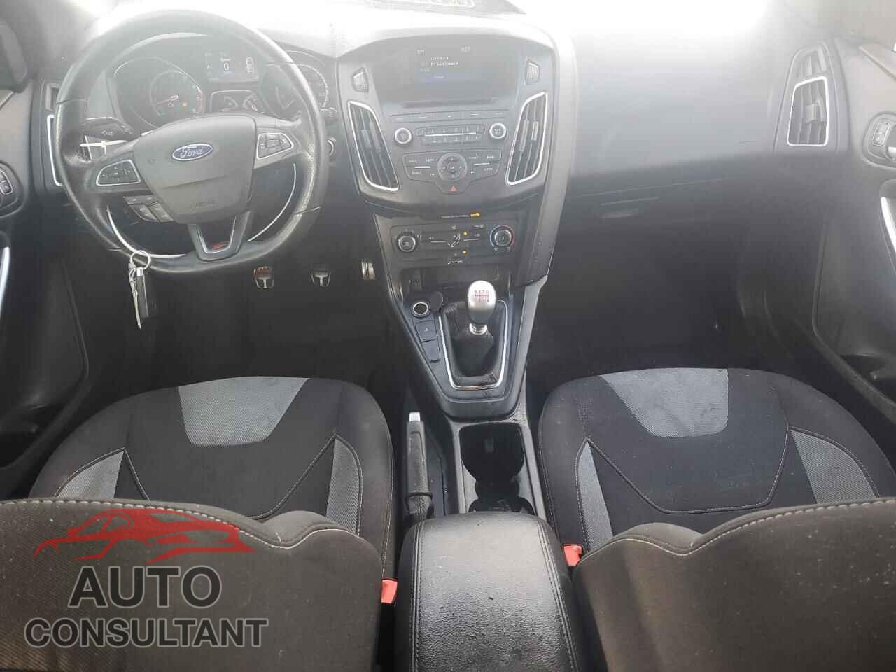 FORD FOCUS 2017 - 1FADP3L92HL317125