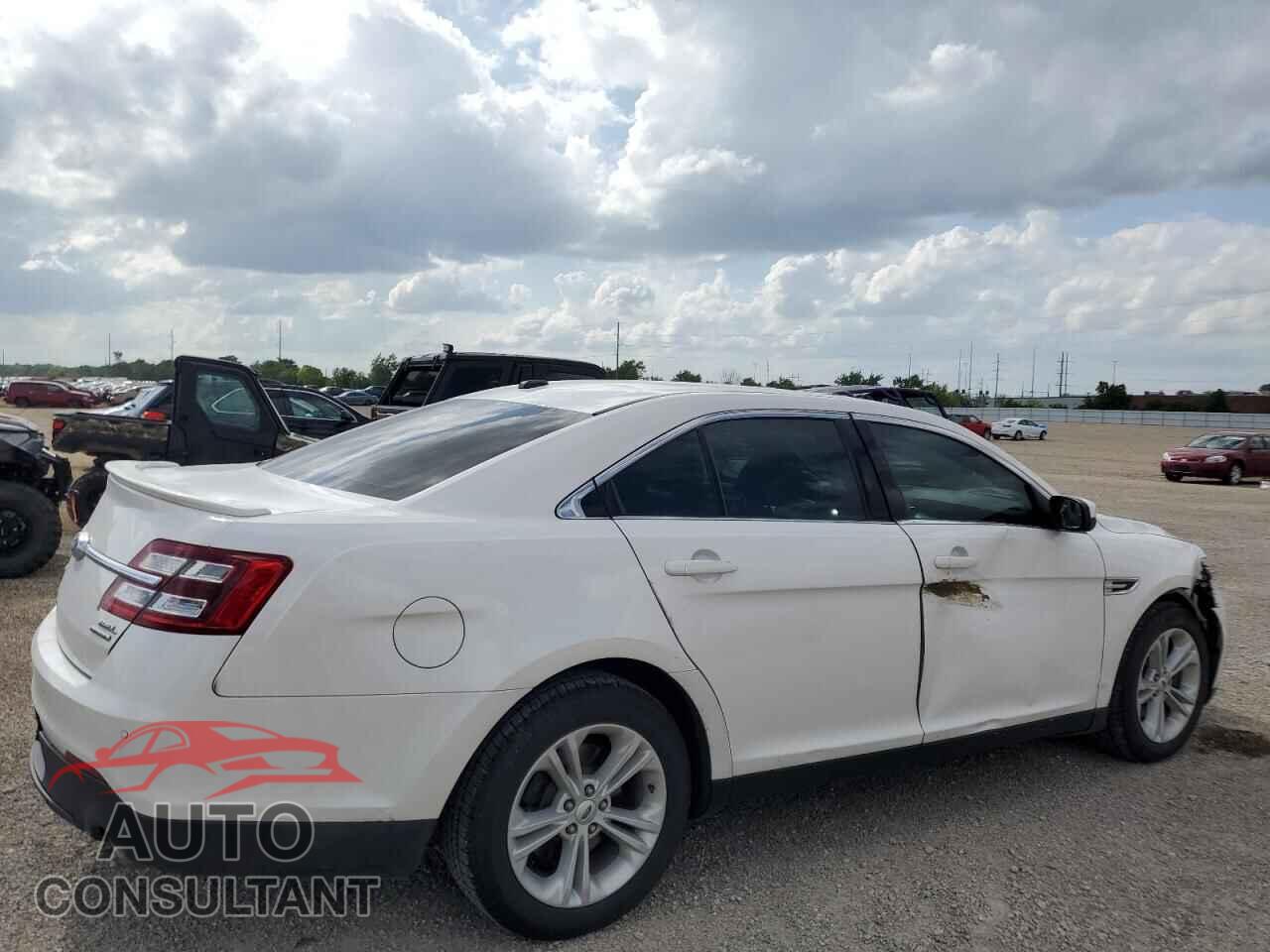 FORD TAURUS 2018 - 1FAHP2E84JG109262