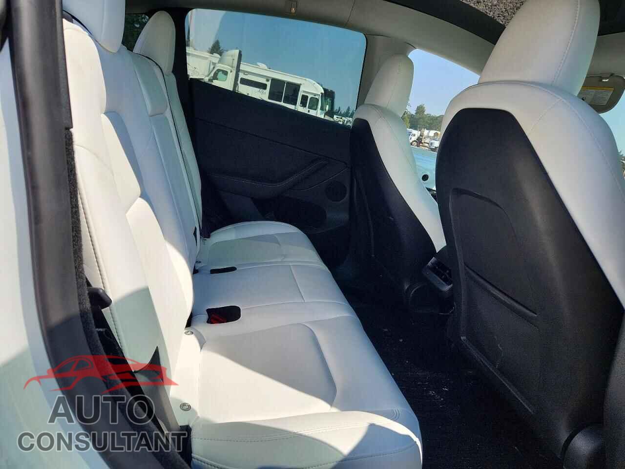 TESLA MODEL Y 2024 - 7SAYGDEE3RF075495