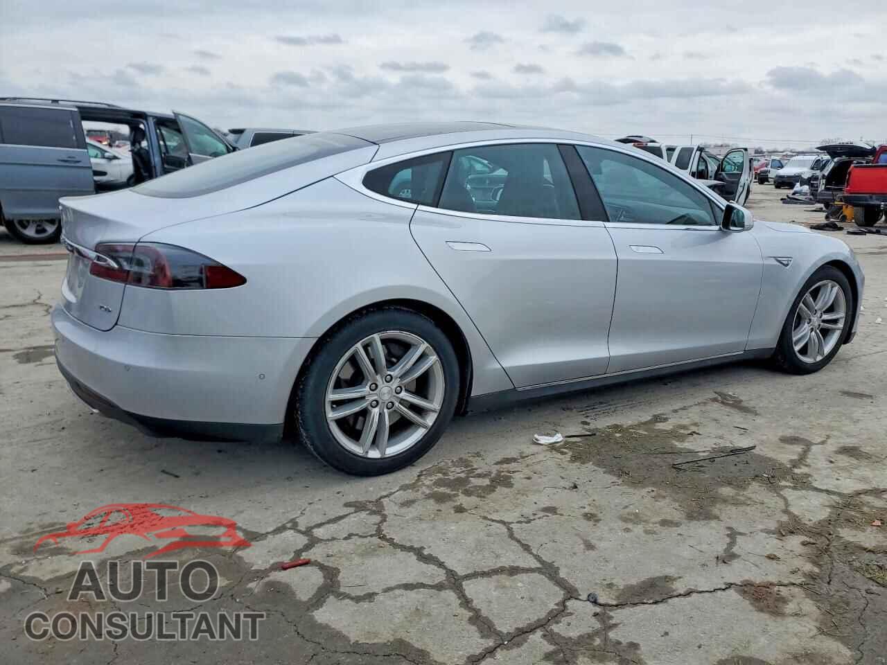 TESLA MODEL S 2015 - 5YJSA1E21FF118879