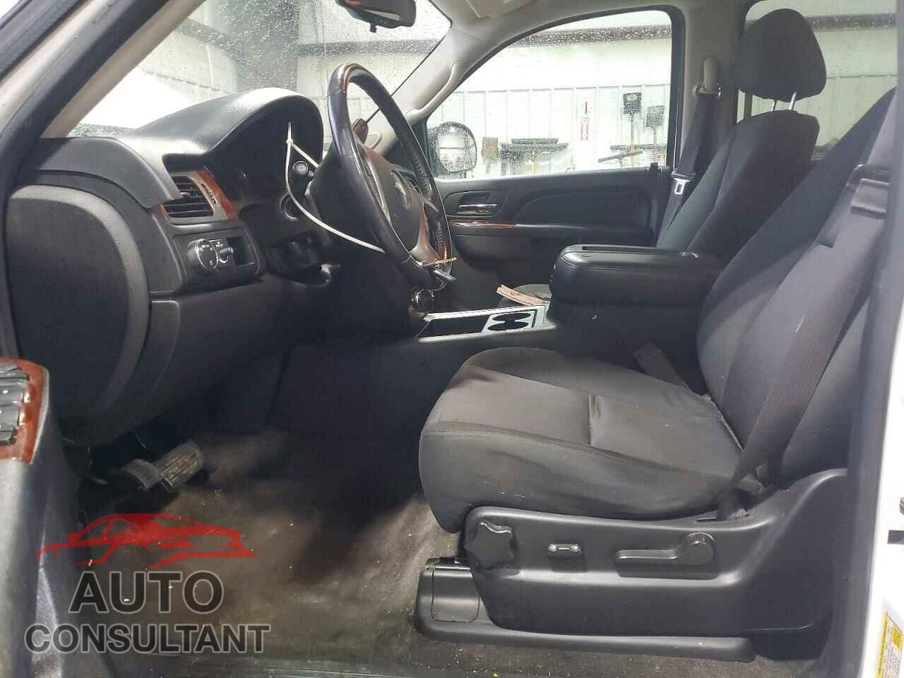 CHEVROLET SUBURBAN 2013 - 1GNSCHE04DR334564