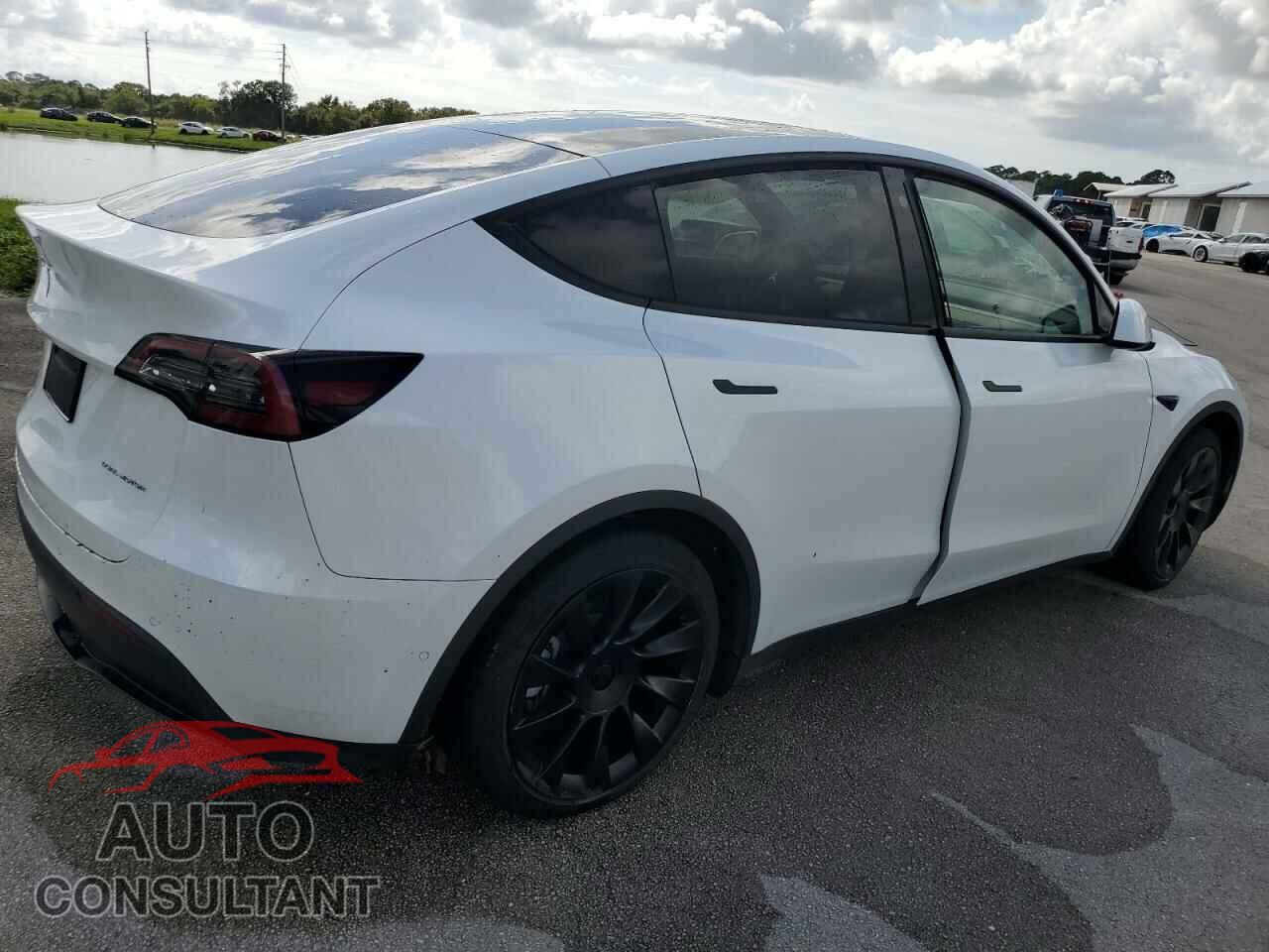 TESLA MODEL Y 2021 - 5YJYGAEE9MF143044