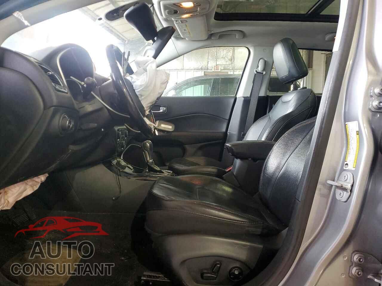 JEEP COMPASS 2018 - 3C4NJDCB0JT200310
