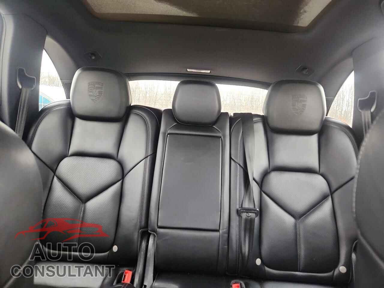 PORSCHE CAYENNE 2018 - WP1AA2A20JKA00971