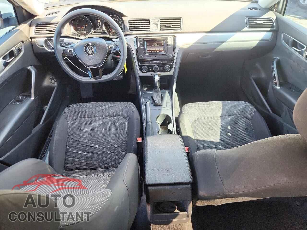 VOLKSWAGEN PASSAT 2017 - 1VWAT7A34HC024659