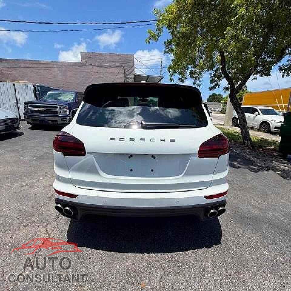 PORSCHE CAYENNE 2017 - WP1AE2A26HLA70970