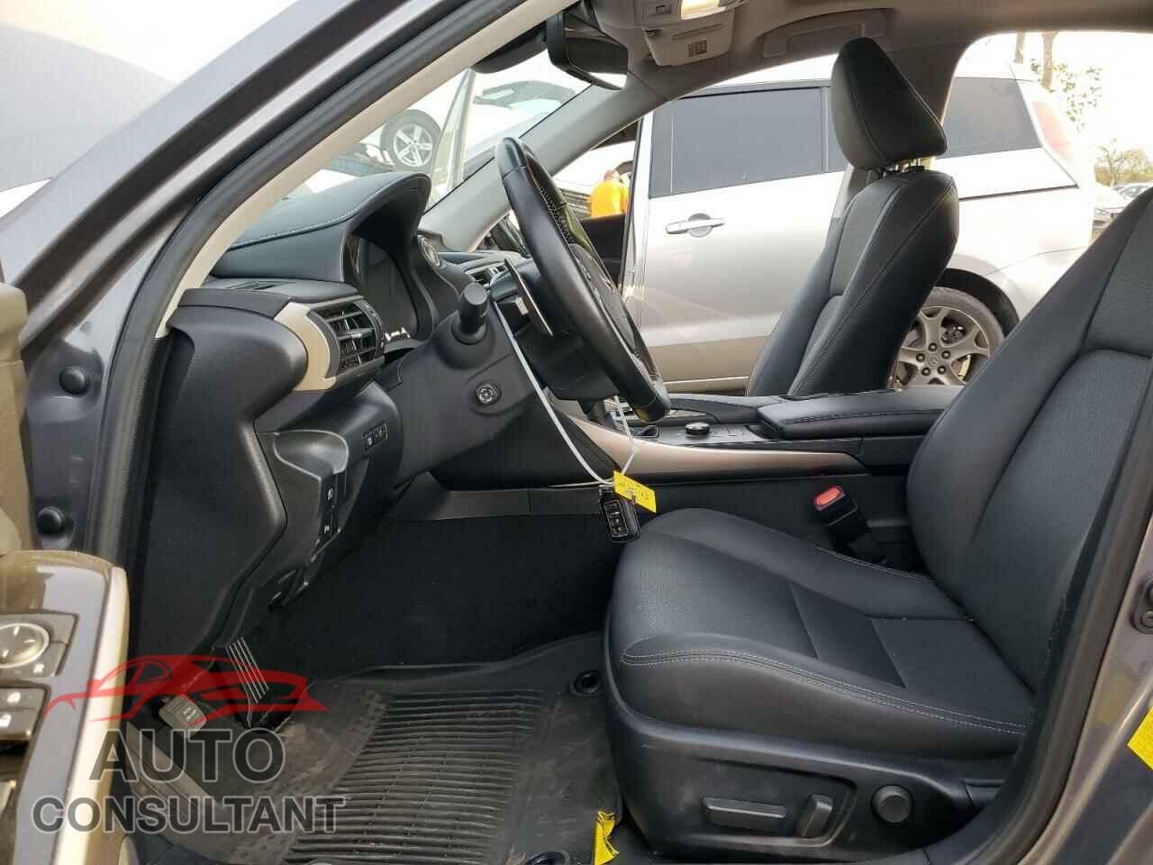 LEXUS IS 2020 - JTHDA1D20L5108415