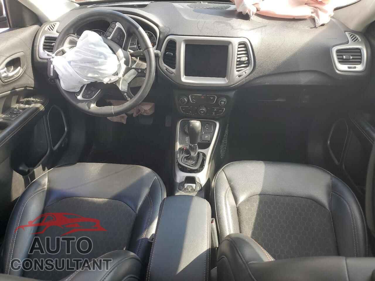 JEEP COMPASS 2018 - 3C4NJDBB3JT117004