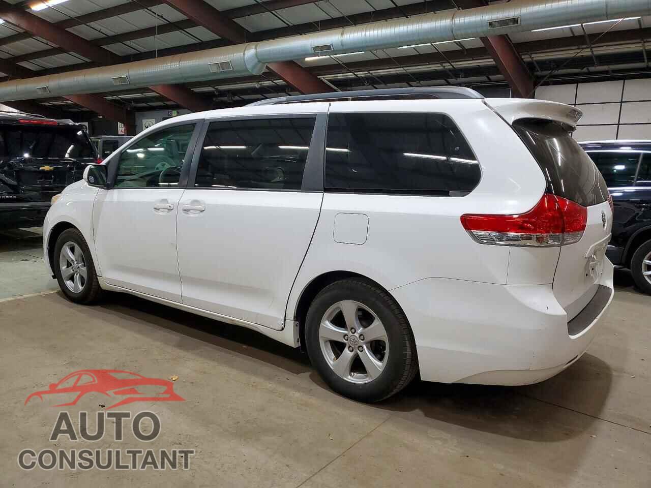 TOYOTA SIENNA 2011 - 5TDKK3DC8BS032137