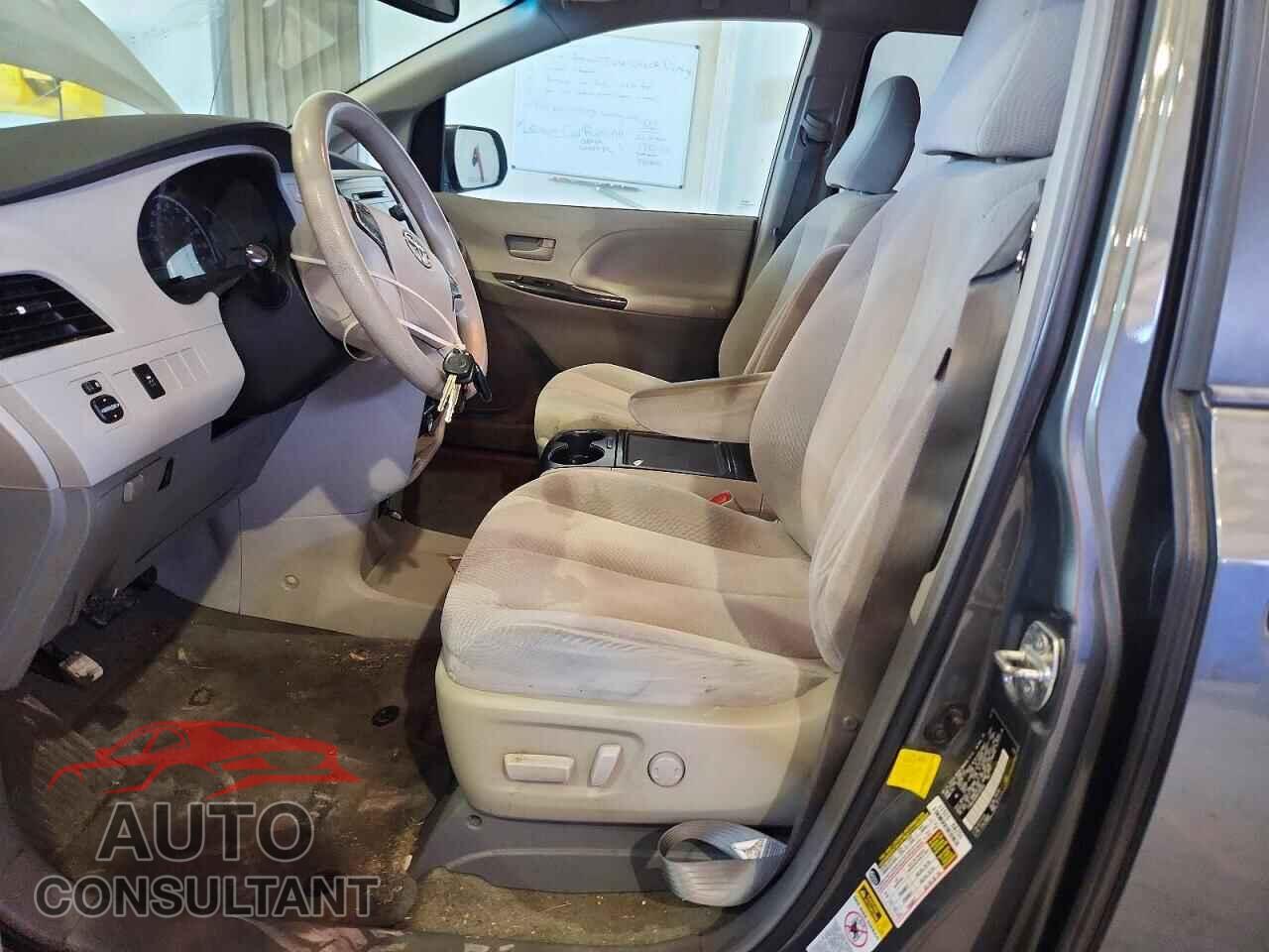 TOYOTA SIENNA 2013 - 5TDKK3DC8DS330304
