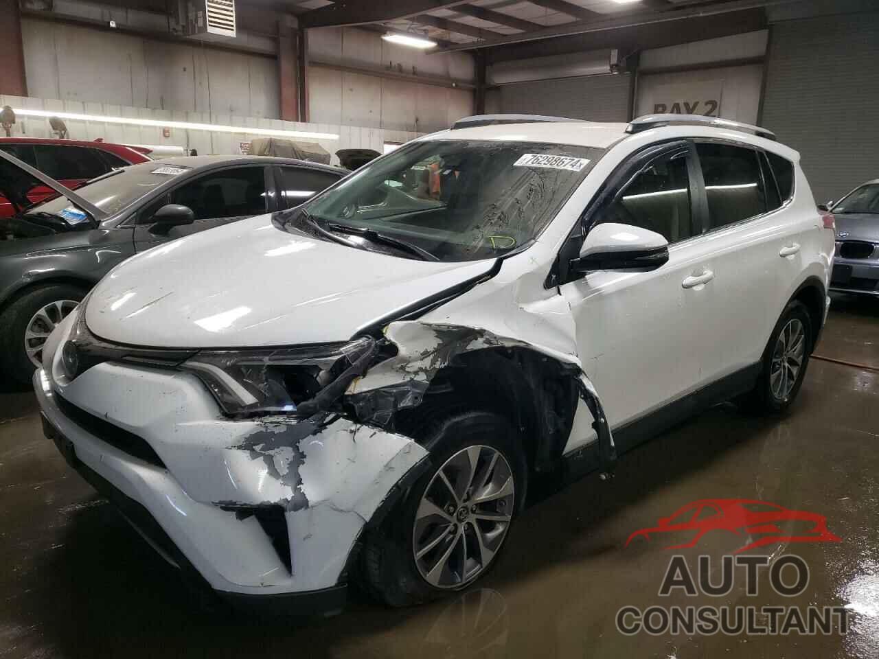 TOYOTA RAV4 2018 - JTMRJREV7JD188524