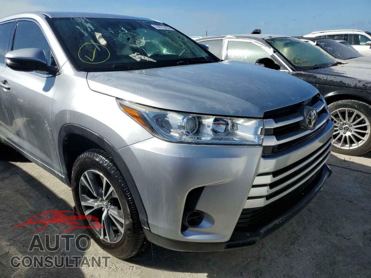 TOYOTA HIGHLANDER 2018 - 5TDZARFH2JS040357