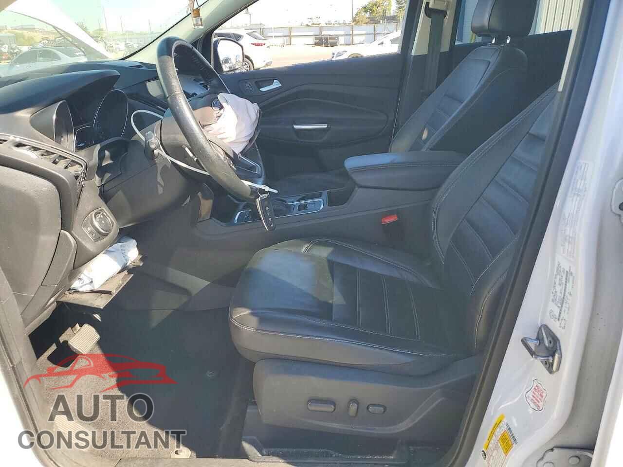 FORD ESCAPE 2017 - 1FMCU9J98HUD21836