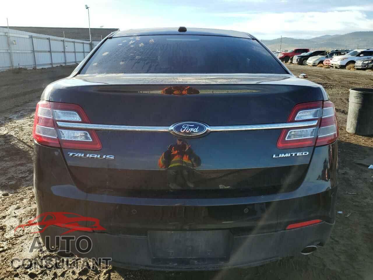 FORD TAURUS 2018 - 1FAHP2F89JG106260