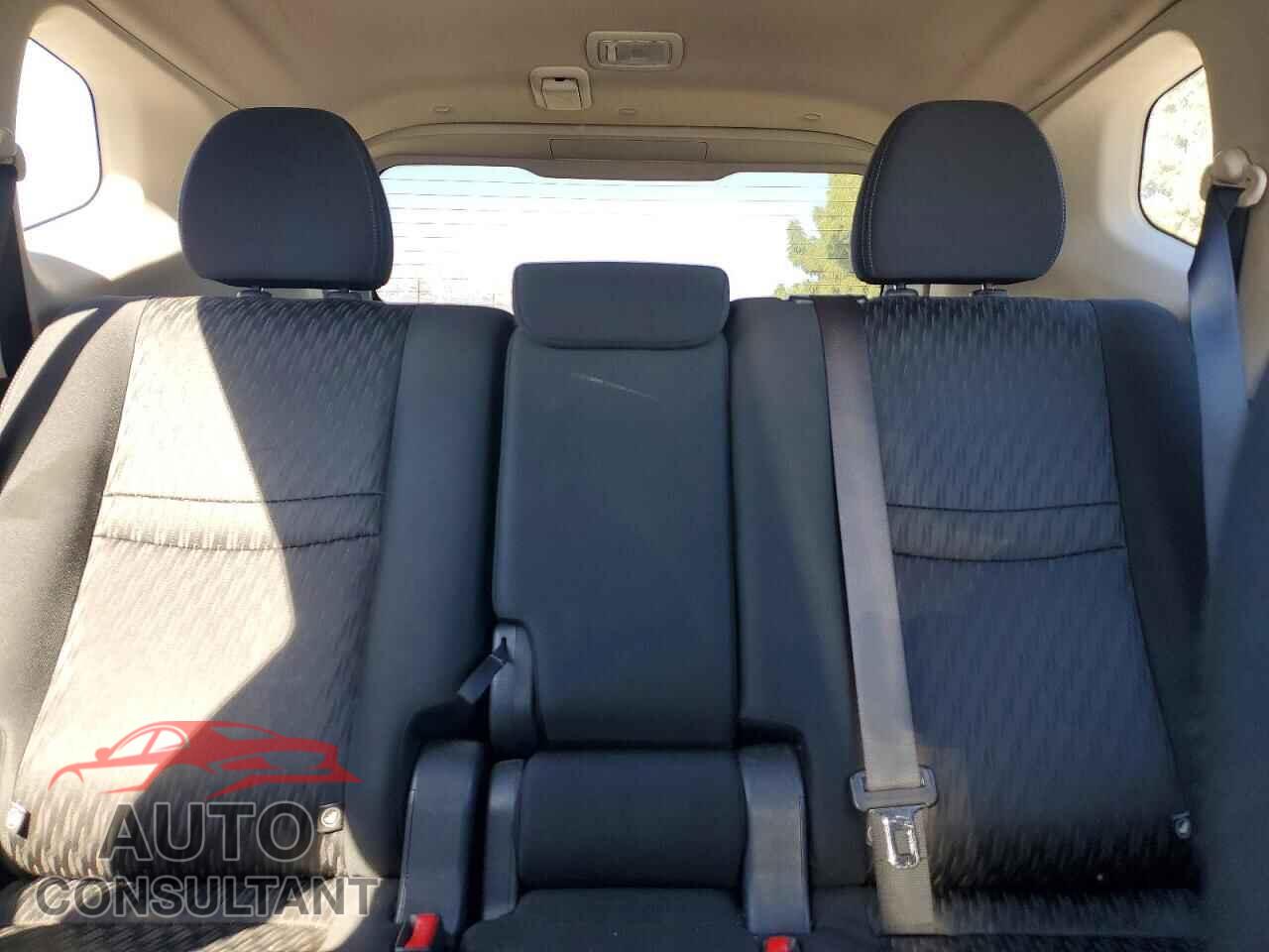 NISSAN ROGUE 2017 - KNMAT2MT6HP557915