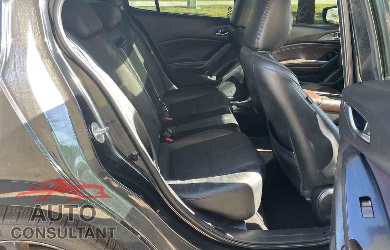 MAZDA 3 2018 - 3MZBN1W34JM185697