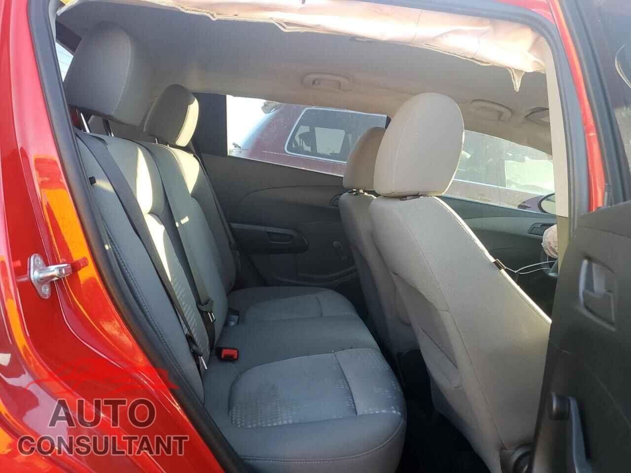 CHEVROLET SONIC 2016 - 1G1JA6SH2G4111426