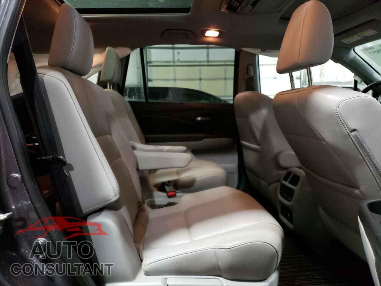 HONDA PILOT 2017 - 5FNYF6H02HB077720