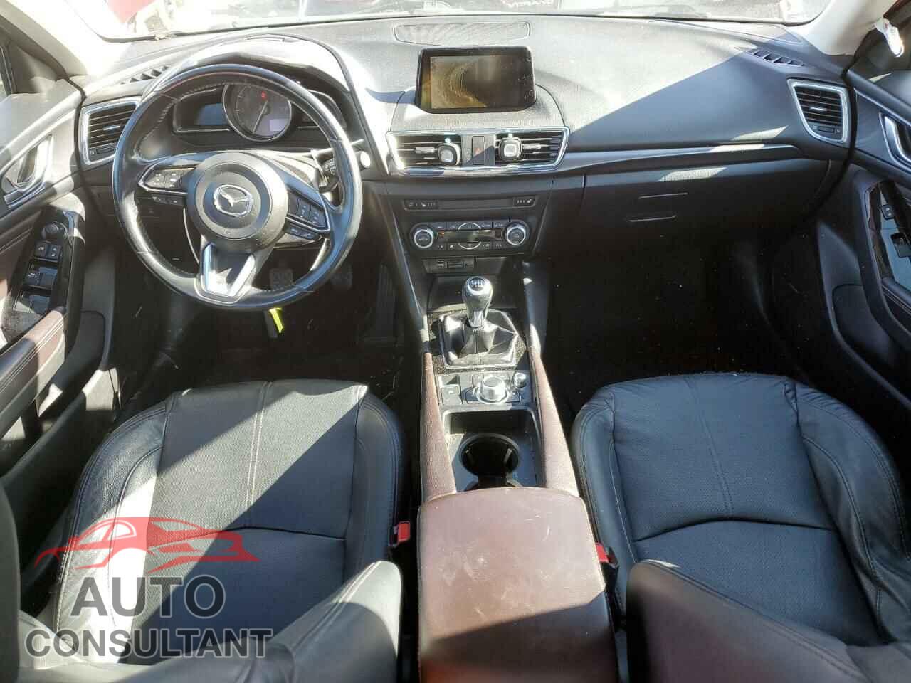 MAZDA 3 2018 - 3MZBN1W38JM178008