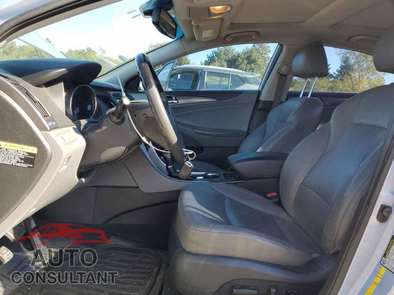 HYUNDAI SONATA 2012 - KMHEC4A48CA028189