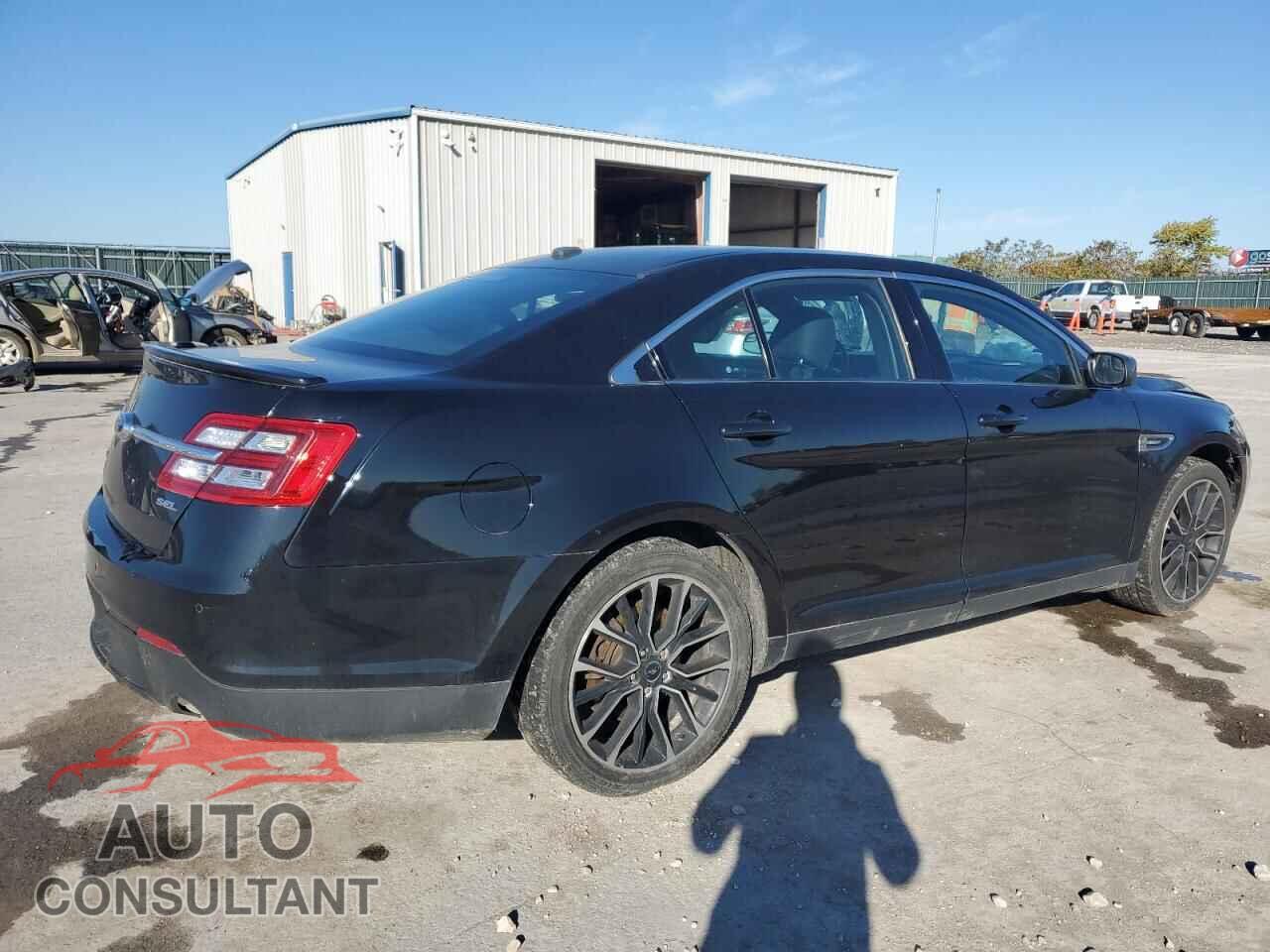 FORD TAURUS 2018 - 1FAHP2E87JG136178