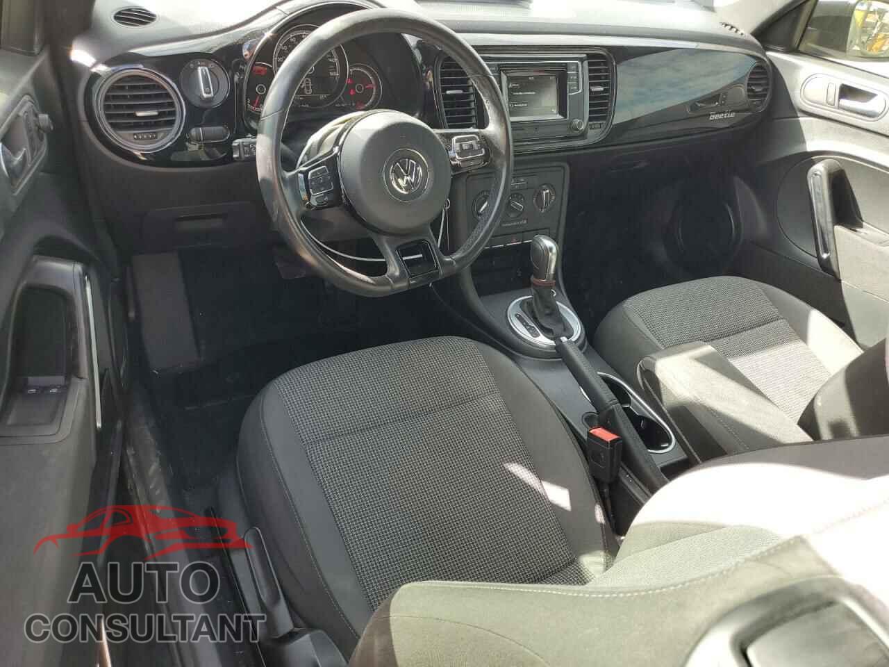 VOLKSWAGEN BEETLE 2017 - 3VWF17AT7HM624649