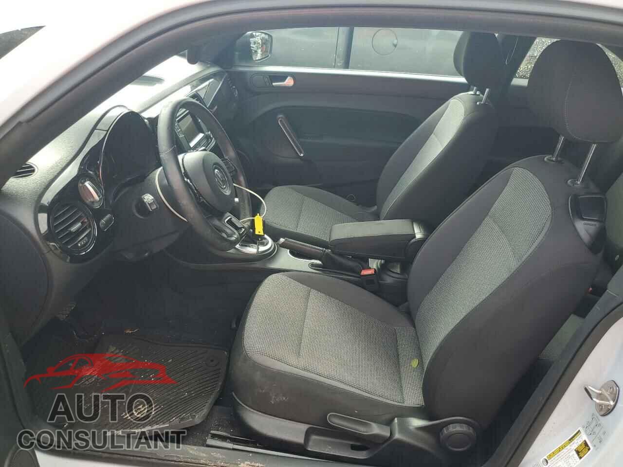 VOLKSWAGEN BEETLE 2017 - 3VWF17AT4HM613057