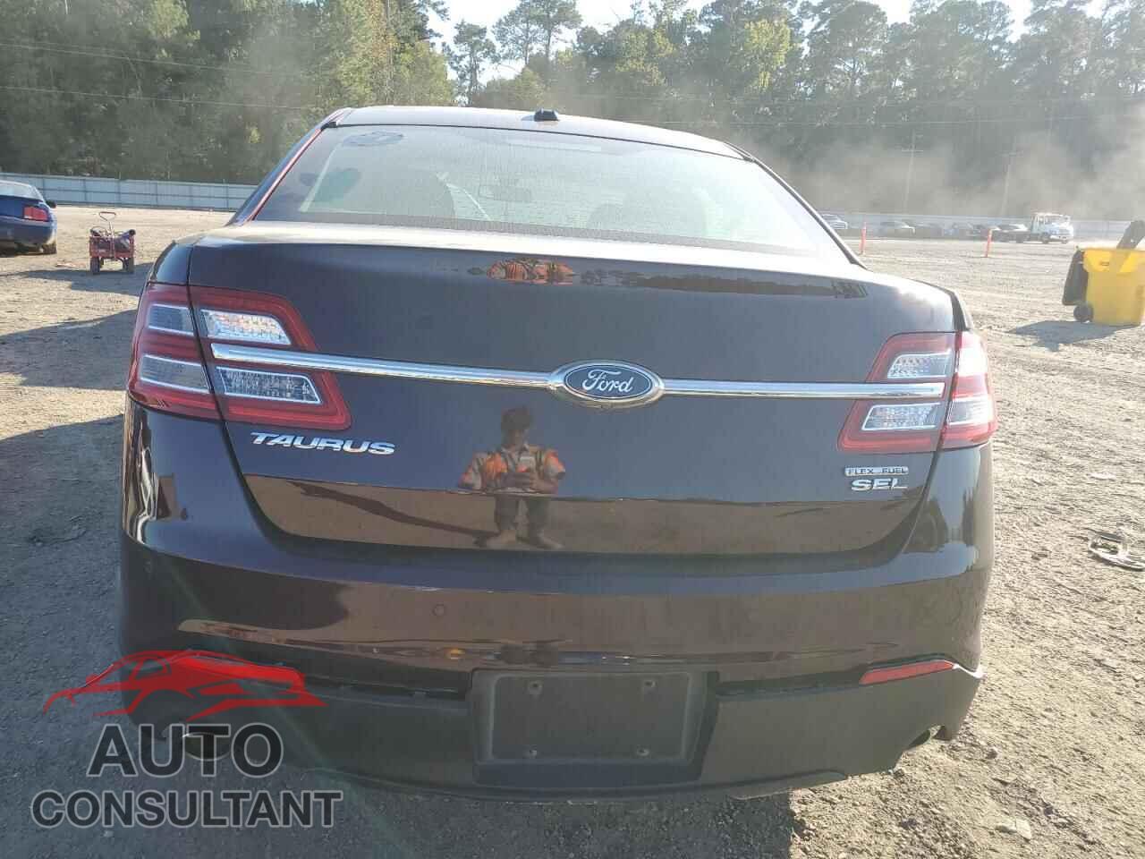 FORD TAURUS 2018 - 1FAHP2E86JG105164