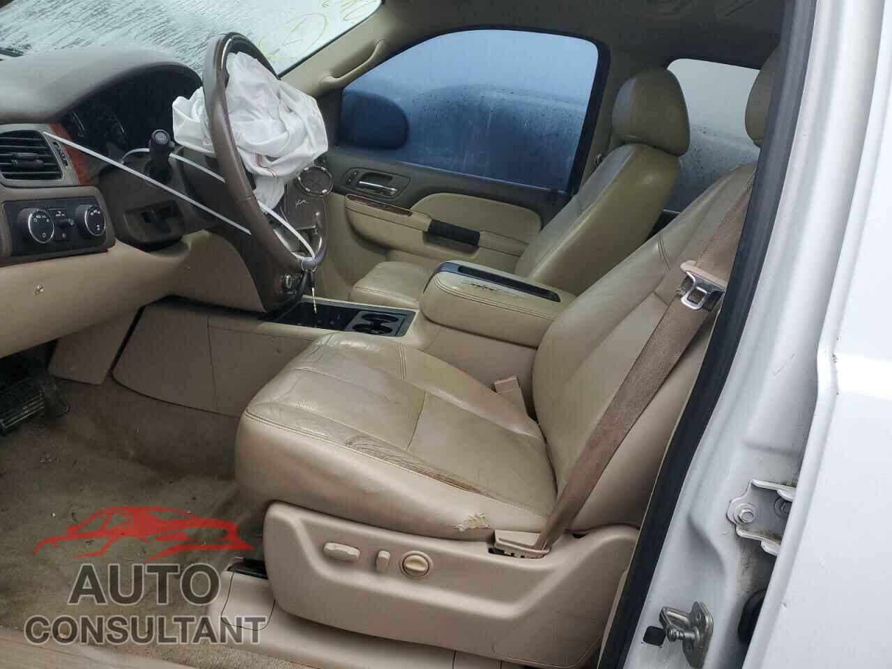 CHEVROLET TAHOE 2013 - 1GNSKBE09DR318036