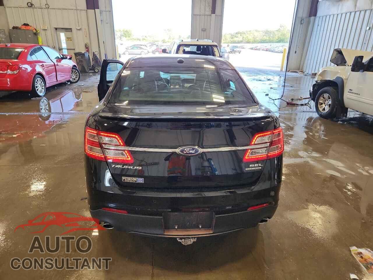 FORD TAURUS 2018 - 1FAHP2E80JG137804