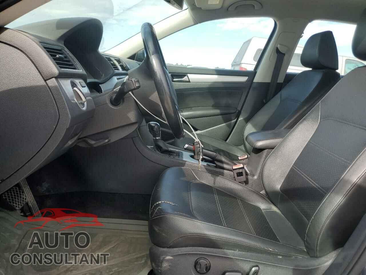 VOLKSWAGEN PASSAT 2013 - 1VWBP7A30DC035726