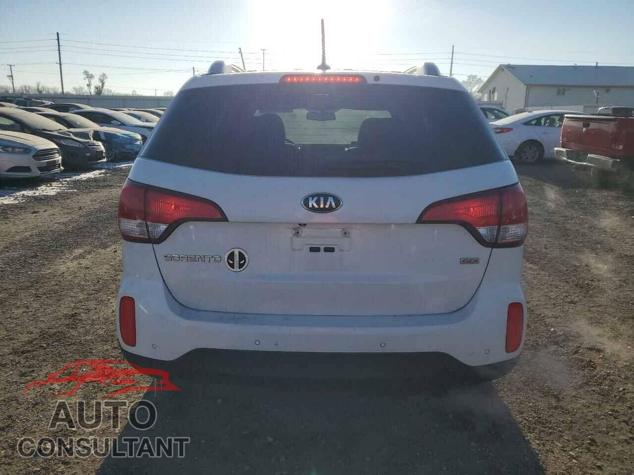 KIA SORENTO 2015 - 5XYKT3A64FG642129