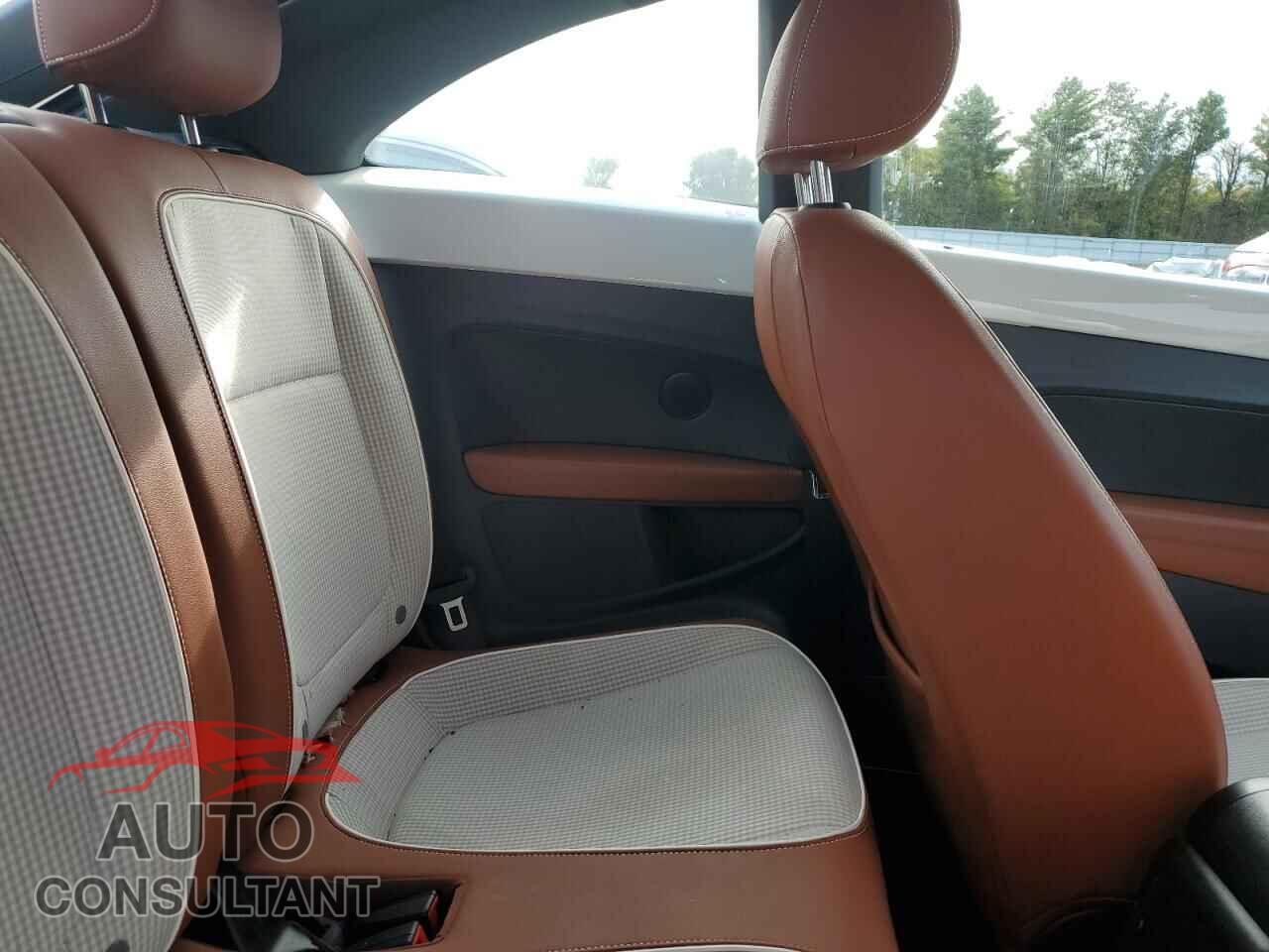 VOLKSWAGEN BEETLE 2015 - 3VWF17AT7FM653338