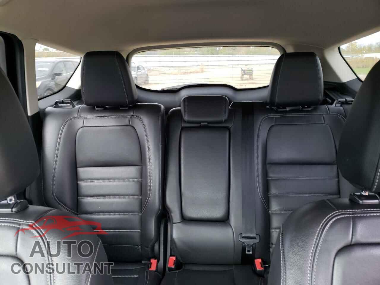 FORD ESCAPE 2017 - 1FMCU0J90HUB91143